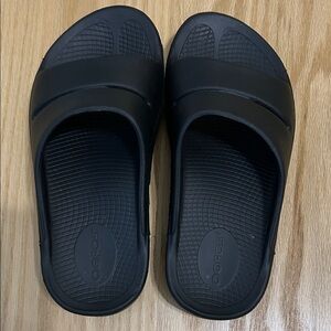 OOFOS Black Comfort Slides